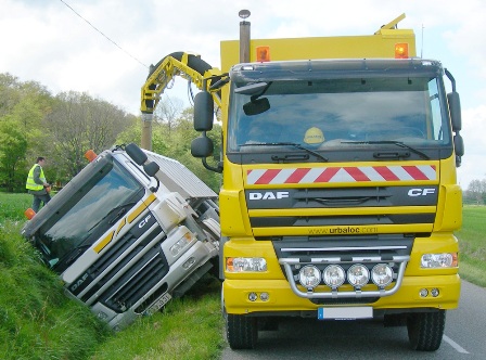 saugbagger, lkw, straße, wald, saugen, absagugen, unfall