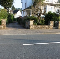 Hauseinfahrt, Tor, Straße, Bäume, Borstein Hauseinfahrt, Tor, Straße, Bäume, Borstein