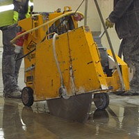 Fugenschneiden in Beton mit Fugenschneidemaschine