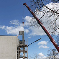 Kran, Betonsttze, Beton am Kran, Horizont blauer Himmel