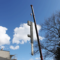 Beton, Betonsttze, Stahlbeton am Kran, Bume, blauer Himmel, Autokran