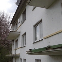 Hausfront, Balkone am Haus, weiße Hausfront, Brüstung