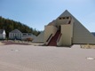 Pyramide vor blauem Himmel