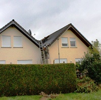 Doppelhaus gelbes Doppelhaus, Hecke, Wiese
